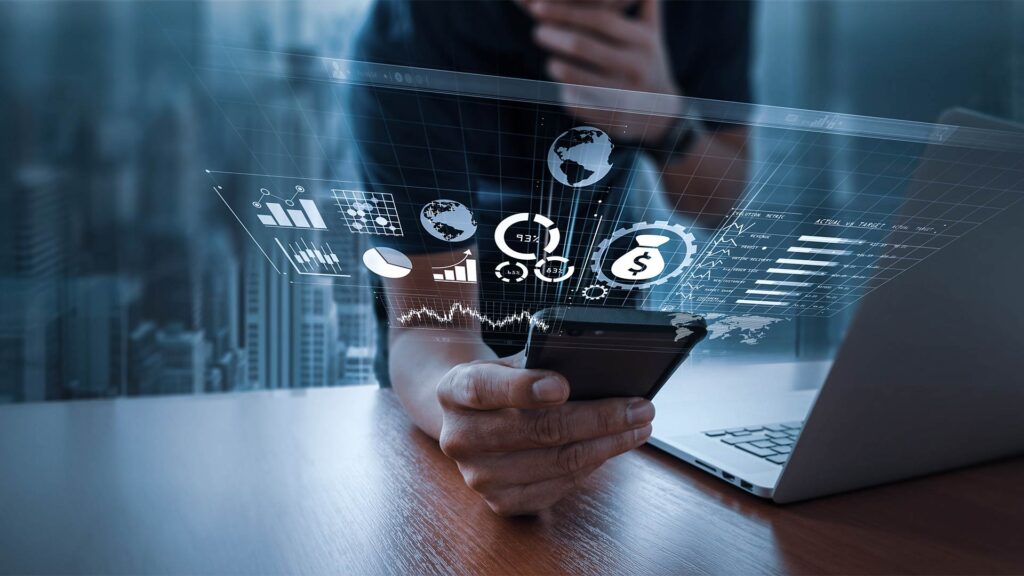 Pessoa usando o celular para acessar dados financeiros digitais, simbolizando a adaptação à nova realidade do mercado e à digitalização dos serviços financeiros. Imagem simboliza o ambiente em que bancários e ex-bancários estão localizados atualmente.