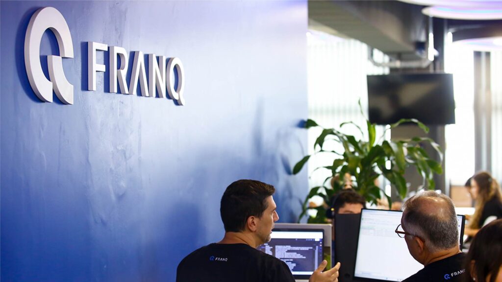 Equipe da Franq trabalhando em ambiente colaborativo, representando o suporte oferecido aos Personal Bankers na plataforma.
