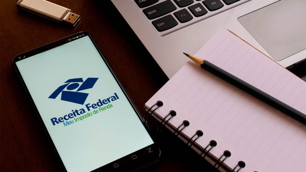 Tela de smartphone com o aplicativo da Receita Federal aberto, destacando a função 