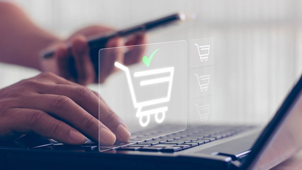 Pessoa realizando compra online em um notebook, simbolizando a digitalização do comportamento do consumidor e a preferência por canais de e-commerce.