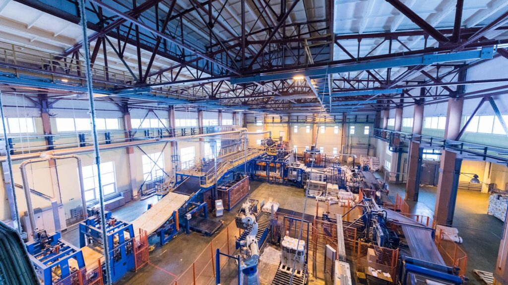 Interior de uma fábrica moderna com maquinário industrial, simbolizando a importância do capital de giro para manter a operação contínua e saudável das empresa