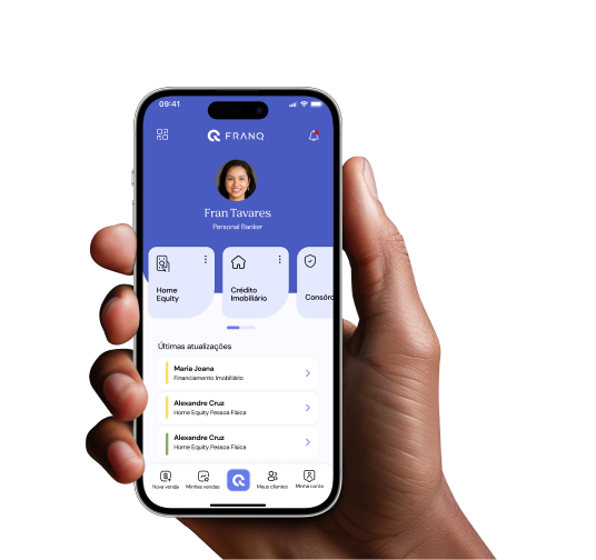 Mão segurando um smartphone exibindo o aplicativo da Franq, com serviços financeiros na tela.