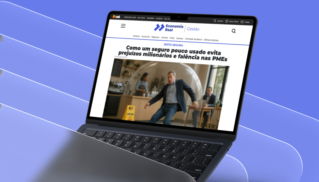 Notebook exibe reportagem sobre seguro de responsabilidade civil empresarial, destacando como esse tipo de proteção evita prejuízos e falência nas PMEs.