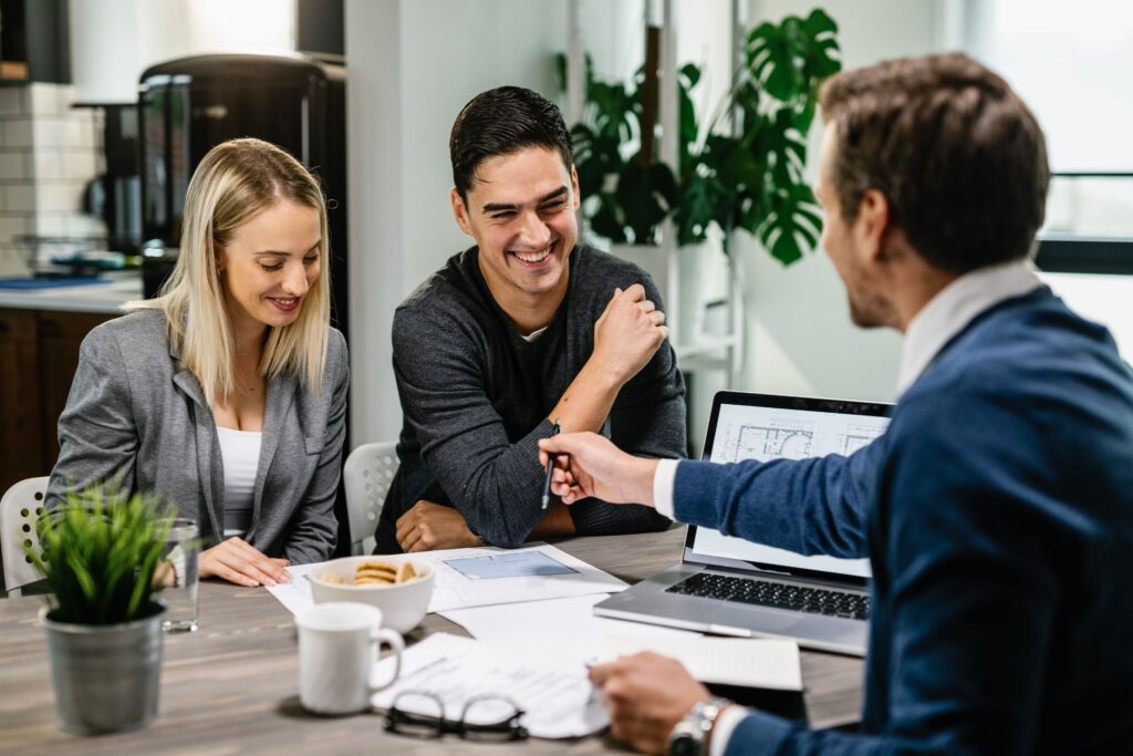 O Personal Banker auxilia o casal a conectar seus planos de Previdência Privada com a meta de adquirir patrimônio imobiliário, garantindo segurança e rentabilidade. 