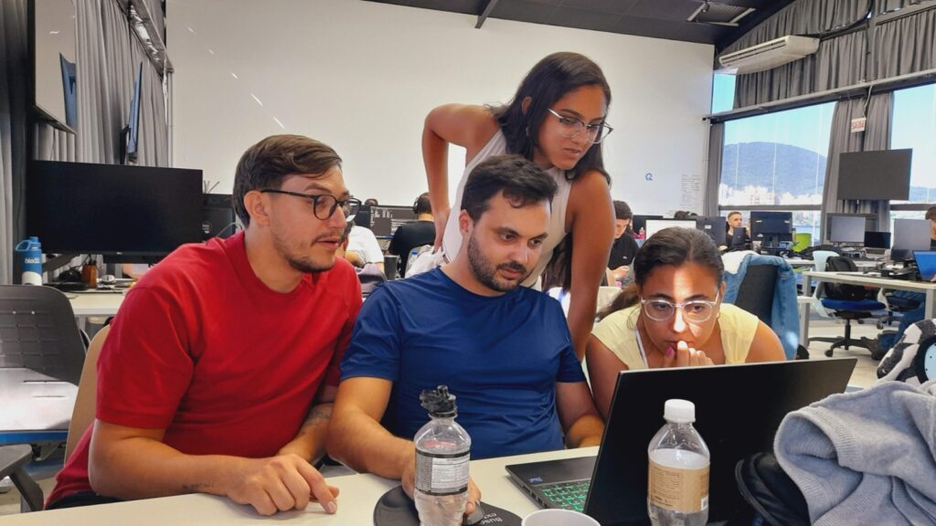 Equipe da Franq reunida durante o Tech Games, maratona interna de inovação que desenvolveu soluções práticas de tecnologia e inteligência artificial para otimizar a operação da fintech.