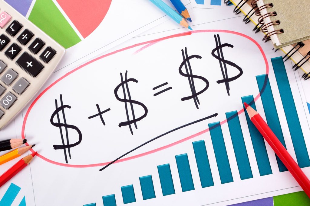 Desenho de cifrões e gráfico de crescimento com calculadora e lápis. Imagem representa o efeito dos juros compostos.